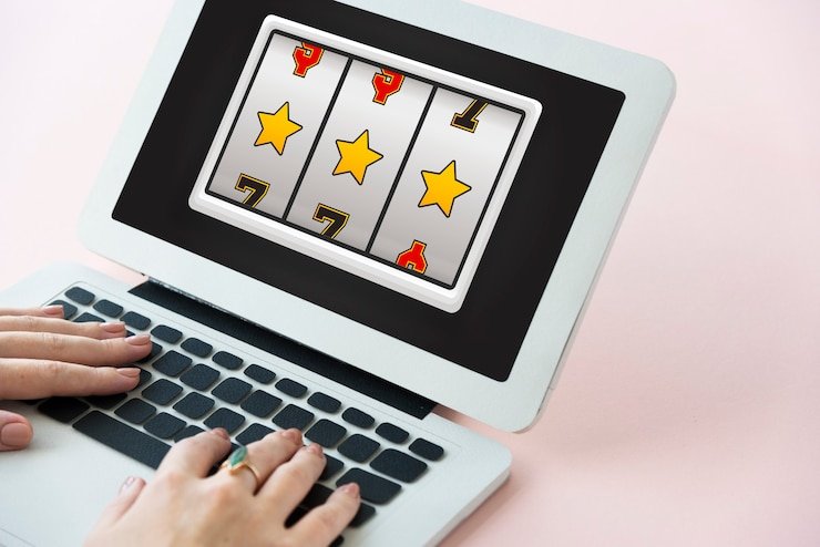Free spin bonus feature activated by scatter symbols